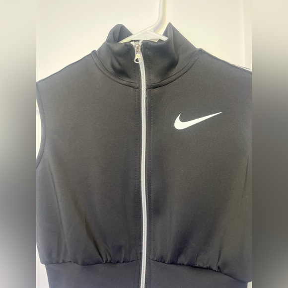 Nike Black Small Activewear Crop Top: Style and Performance Combined - Picture 4 of 7